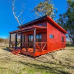 Cabaña modelo Vistas de 44m² con galería de madera en entorno natural