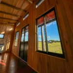 Interior sala de estar de la cabaña de madera Vistas de 44m²
