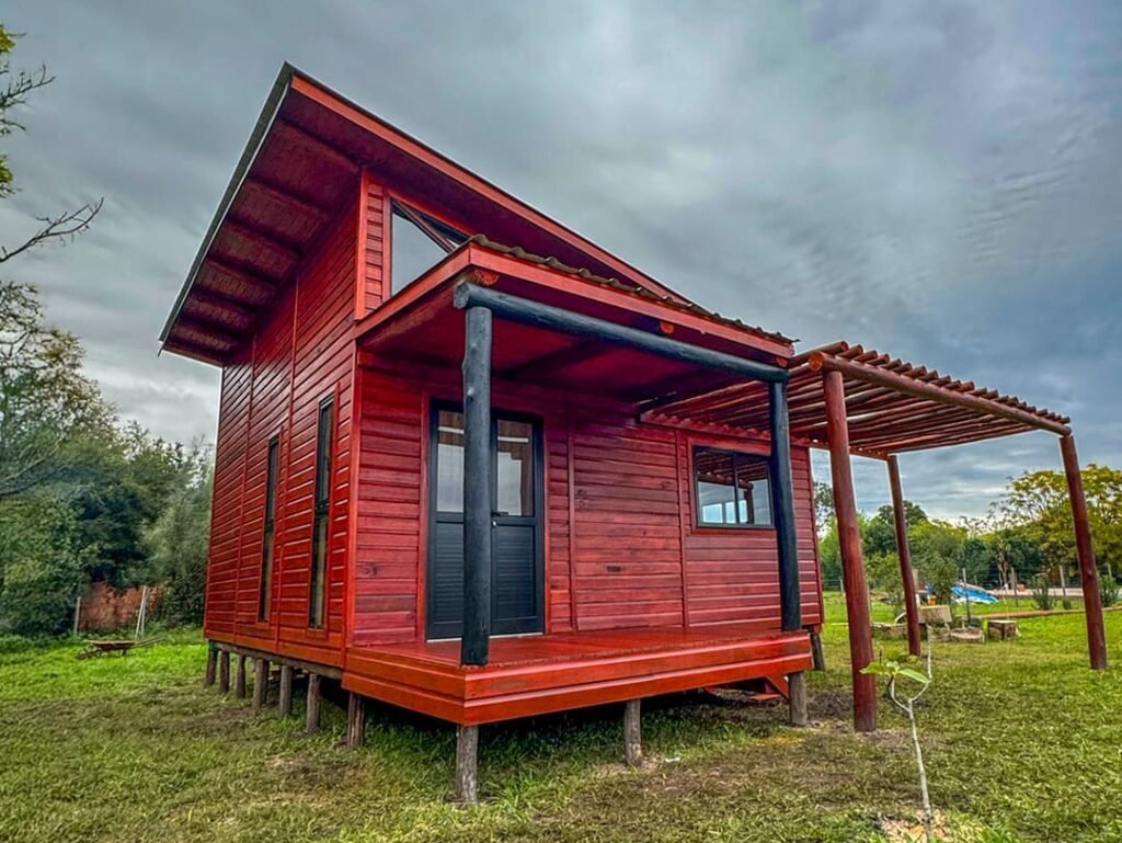 Fachada cabaña de madera modelo Ibiza construída en la ciudad de Chascomús