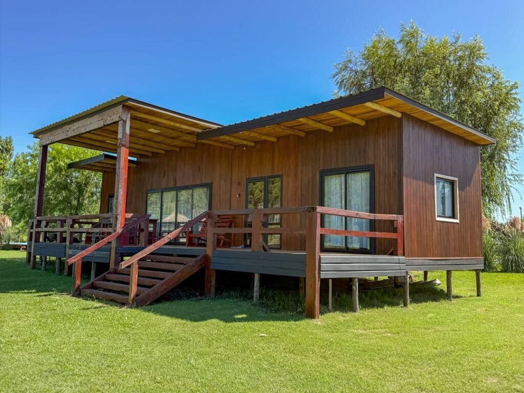 Fachada Cabaña prefabricada de madera modelo soleil de ReDes Constructora