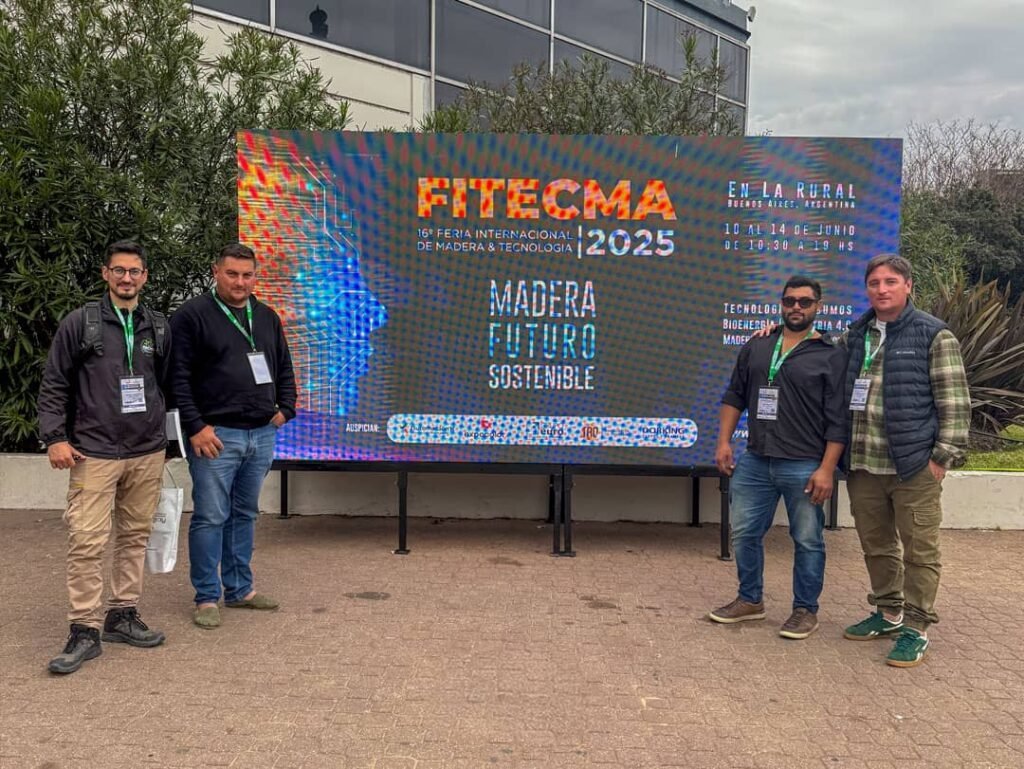 Parte del equipo de ReDes Constructora posando en la entrada a FITECMA 2025