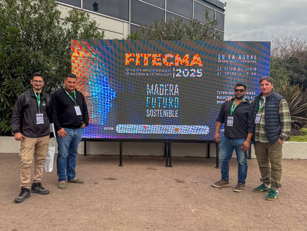Parte del equipo de ReDes Constructora posando en la entrada a FITECMA 2025